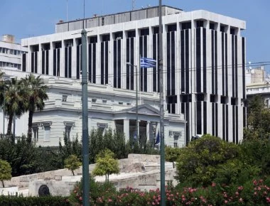 «Ξύπνησε» η Αθήνα: Zητά εξηγήσεις από τα Τίρανα γιατί «σφράγισε» τα σύνορα σε 52 Έλληνες